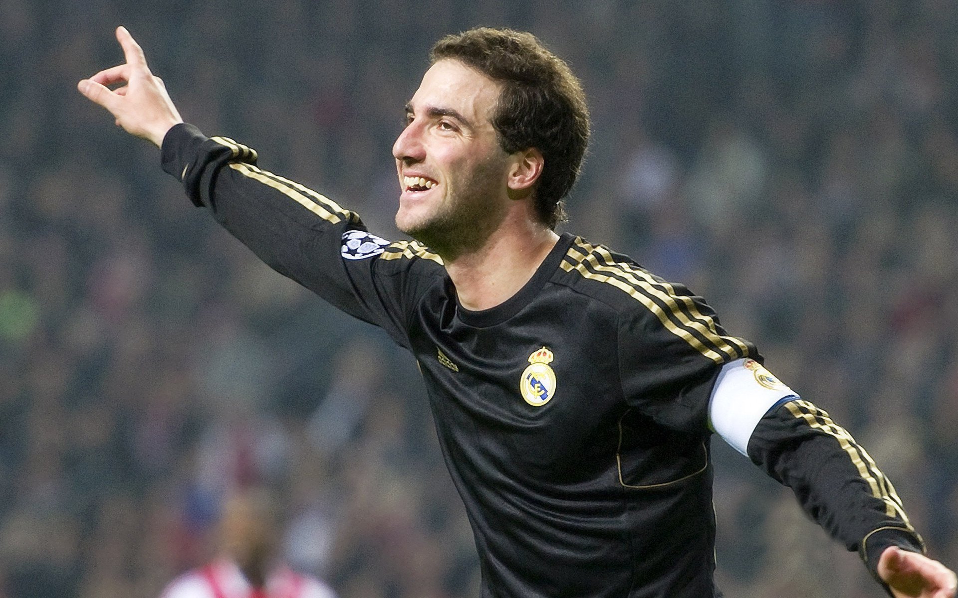 凯恩成为全场焦点,塞内加尔轻取巴黎,一场足球,两种命运